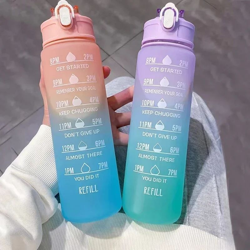 Smart Water Bottle Tracker - ขวดน้ำกีฬาพร้อมหลอดดูดติดตามเวลา ป้องกันการรั่วซึม ฝาปิดแบบพลิกล็อค พกพาสะดวก เหมาะสำหรับการผจญภัยกลางแจ้ง